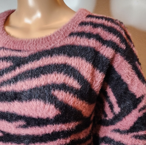 Express Fuzzy SOFT pink mauve/black zebra sweater. Women's size Large. - Picture 5 of 15